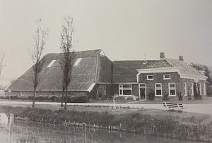 De boerderij van oom Menne Wieringa in Leermens. - Foto: J. Bultena