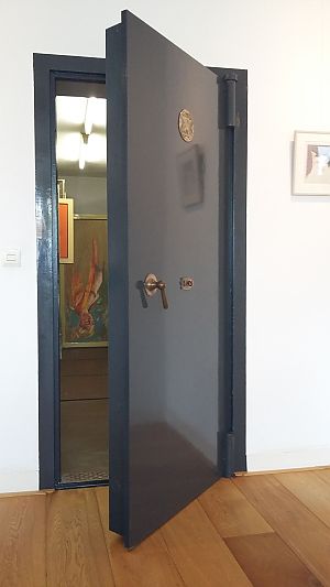 De kluisdeur van het raadhuis in Eenrum. Hier worden in de huidige galerie de schilderijen bewaard. - Foto: Emmy Wagenaar Hummelinck