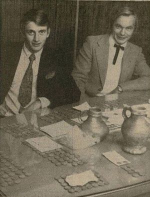 <p>De twee gasfitters met een deel van de schat voor hen op tafel. &ndash; Foto: Leeuwarder Courant, 9 november 1971</p>
