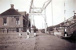 <p>De brug bij Ezumazijl. - Foto: Collectie Historische Vereniging Noordoost-Friesland</p>
