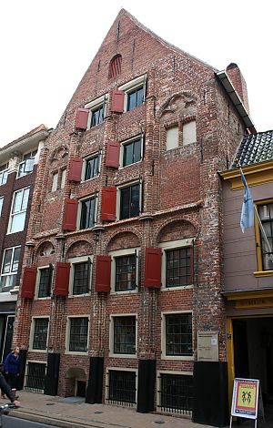 <p>Het Gotische Huis, Brugstraat 24 in Groningen, anno 2010. In het pand is het Noordelijk Scheepvaartmuseum gevestigd. - Foto: ZanderZ</p>
