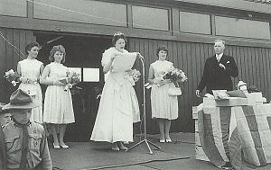 Louke Oldenhuis-Bolt, de eerste garnalenkoningin, tijdens haar eerste toespraak in 1959. - Foto: pinksterfeesten-zoutkamp.nl
