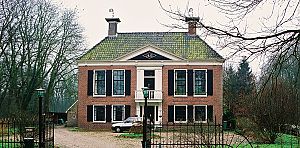 De voorgevel. - Foto: Kasteelbeer via Wikimedia Commons