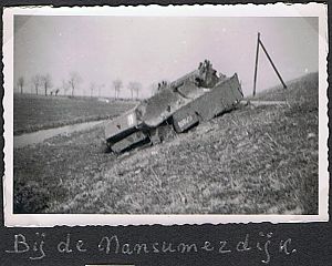 <p>Canadese tank, gestrand op de Nansumerdijk.&nbsp;<em>Fotograaf onbekend, priv&eacute;collectie fam. W. de Boer.</em></p>

