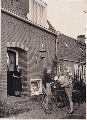 <p>De pastorie in Drieborg, midden jaren &rsquo;50. Mevrouw Ader stuurt zoons Bas Jan en Erik met Bienie Wolters op pad om De Gemeentebode te distribueren. Het werd door haar geschreven en huis aan huis bezorgd. &ndash; Foto: E. de Vries, collectie Ds. Ad