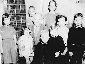  Ons gezin bestond met vader en moeder uit 12 personen. Op deze foto staan niet de 3 kinderen uit mijn moeders eerste huwelijk.  Ik zelf ben de jongen uiterst rechts op de foto. Genomen +/- 1954 Concordiastraat 81 a.