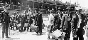 <p>Emigranten in de rij voor de boot naar <a href="/$18323" iwebapp:isintern="true">Het Beloofde Land</a>.</p>
