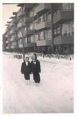 Britta en haar zus in de sneeuw met op de achtergrond de flat aan de Adriaan van Ostadestraat. - Foto: familie Schmidt