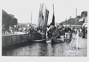 <p>Het bijzondere ongeval met de Drachtster tram in 1941: de machinist had de geopende brug niet gezien, waardoor de locomotief midden op een schip met zand landde. - Foto: Collectie gemeente Leek</p>
