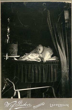 <p>De plaats waar je wieg heeft gestaan blijkt op de een of andere manier altijd nog aan je te trekken. - Foto: W.F. Pastoor, collectie Historische Vereniging Loppersum</p>
