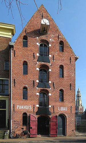 <p>Pakhuis Libau, Hoge der A 5. - Foto: Wikimedia Commons</p>
