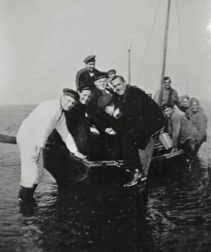 <p>Veel marinemannen in een kleine open boot. - Foto via W. Toxopeus</p>
