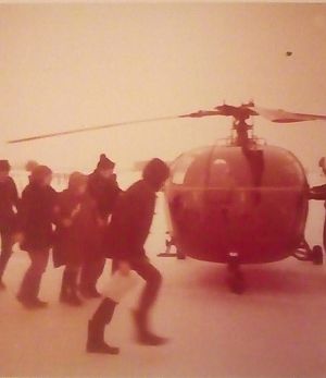 <p>De hoogzwangere moeder van Gonnie wordt naar de helikopter gebracht om te kunnen bevallen in het ziekenhuis. – Foto: bron onbekend</p>