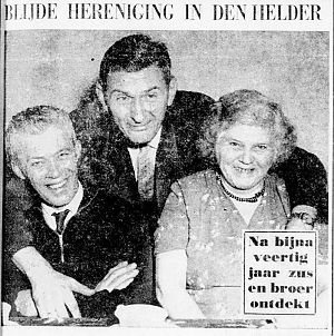<p>De verloren broer Henk (midden), tussen Lammert en Anna. &ndash; Foto: De Telegraaf, 8 januari 1959</p>
