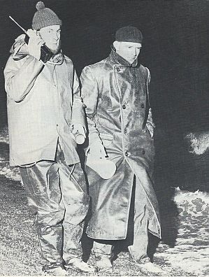 <p>Dijkwachters Wiersma en Scholten &rsquo;s nachts op de dijk bij Hornhuizen, november 1972. - Foto: Jan Schoonveld</p>
