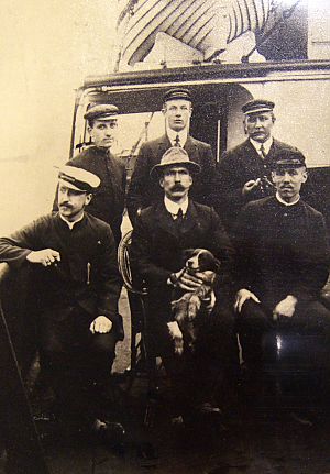 De officieren op Stoomschip de Merak, middenvoor zit kapitein Toonder, 1917. - Foto: archief Eiso Toonder