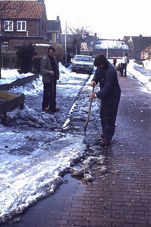 <p>Dooien op de Klokkenborg in Wagenborgen: Buurman Klaas en Buurman Tammo. - Foto: familie Wildeman</p>
