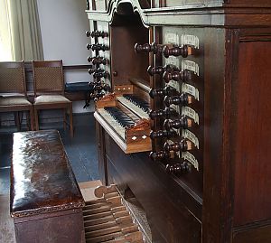 <p>Het claviatuur van het orgel van de Dyonisiuskerk te Uithuizen. - Foto: Kees Kugel</p>
