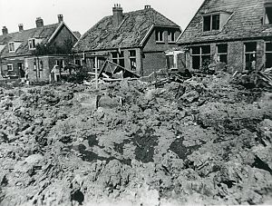 <p>Verwoestingen aan de Meedhuizerweg in Farmsum bij de bevrijding. - Foto: maker onbekend, collectie gemeente Delfzijl</p>
