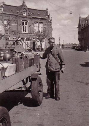 Mijn vader, Pieter Cornelis Kuipers, staat bij de venterswagen met een 4 literblik petroleum in de rechterhand en in zijn linkerhand zijn onafscheidelijke sigaar.  - Foto: Joop Kuipers (1955)