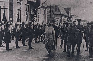 Mobilisatie: Koningin Wilhelmina inspecteert de vaderlandse troepen in Stadskanaal. - Foto: bron onbekend