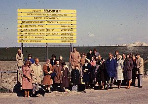 <p>Families van de aannemerscombinatie, ca. 1970. De bedrijven komen uit Papendrecht, Werkendam, Zaltbommel, &ndash; Foto: Daan Dost</p>
