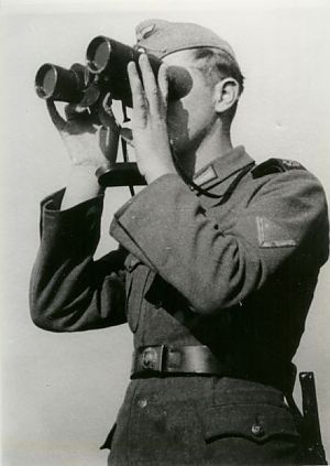 <p>Een soldaat van de Duitse Kriegsmarine houdt vijandelijke troepenbewegingen in de gaten. - Foto: collectie Ties Groenewold</p>

