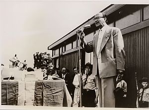 Initiatiefnemer van de Vlaggetjesdag Zoutkamp, dokter Qué, op pinkstermaandag 1959. - Foto: pinksteren.zoutkamp.nl