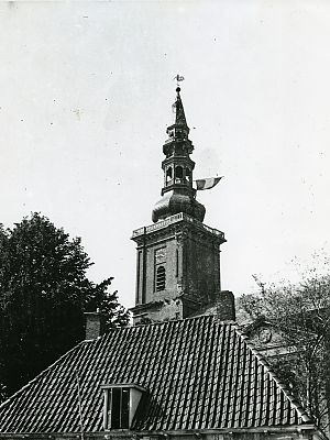 <p>De Nederlandse driekleur wappert vanaf de kerktoren van Farmsum op 2 mei 1945. - Foto: foto Dijkstra, collectie Gemeente Delfzijl</p>
