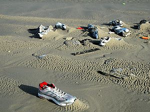 <p>Aangespoelde sportschoenen. - Foto: Rob Jungcurt, Rijkswaterstaat</p>
