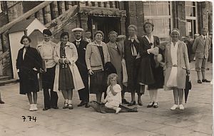 <p>Enkele dames die betrokken waren bij de oprichting van de Nederlandse Bond voor Plattelandsvrouwen op een reisje naar Borkum, 1929. Tweede van links is Winie Evers-Dijkhuizen, haar dochter Tjaak zit op het zeehondje. &ndash; Foto: collectie Jan Dik.</p