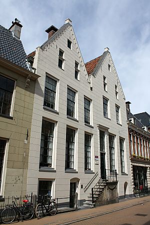 <p>Het Hinckaertshuis in de Oude Kijk in &#39;t Jatstraat,&nbsp;2010. - Foto: ZanderZ, Wikimedia Commons</p>

