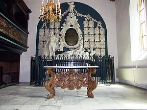 <p>Het praalgraf in de kerk van Midwolde.</p>
