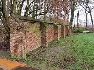 De middeleeuwse tuinmuur aan de oostzijde van het landgoed Coendersborch. - Foto: KinghenryIX via Wikimedia Commons