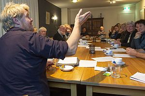 <p>Theo de Groot vraagt de aanwezigen om verhalen. - Foto: Duncan Wijting, De Verhalen van Groningen</p>
