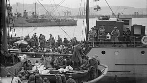 Britse troepen worden geëvacueerd uit Duinkerken in mei en juni 1940. - Foto: Imperial War Museums (H 1621)