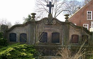 <p>Het grafmonument van de Mansholten in Marienchor, vlakbij de geboorteplaats van Sicco&#39;s opa Derk Roelfs. (Foto Upstalboom-gesellschaft.de)</p>
