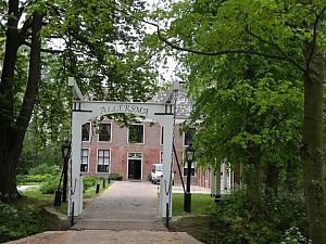 Rond 1650 liet Duurt Elema van Allersma een gracht met singels en een ophaalbrug aanleggen, waardoor het huis het aanzien van een borg kreeg.