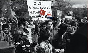 Het Turkse kinderfeeest, gevierd door Turkse en Veendammer kinderen. - Foto: Omslag boek 'Turken in Veendam'