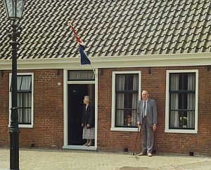 <p>Het echtpaar Remmert Keizer en Bouwke Wierenga bij hun molenaarswoning pal voor de molen, 1991. &ndash; Foto: collectie gemeente Delfzijl</p>
