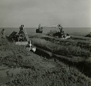 <p>Het graven van sloten in het Lauwersmeergebied. - Foto: Collectie Rijkswaterstaat</p>
