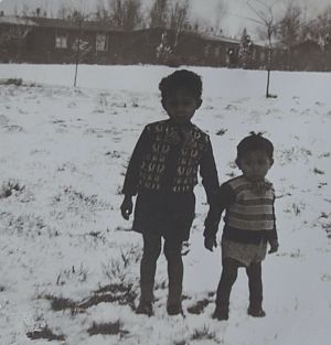 <p>Joop Matahelemual en Willy Ayal in de sneeuw in Kamp Nuis. - Foto: archief familie Matahelemual</p>
