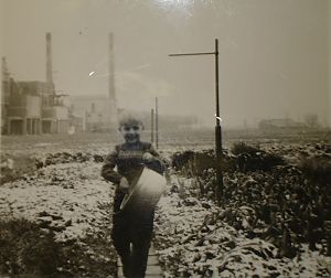 Rinse Froma met op de achtergrond de strokartonfabriek. - Foto: Rinse Froma