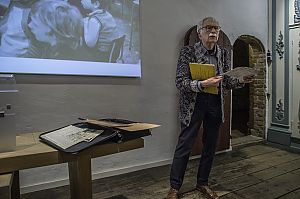 <p>Oud-werknemer Pieter Schreuders haalt herinneringen op tijdens het verhalencaf&eacute;. - Foto: Duncan Wijting</p>
