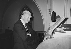 <p>Jacques Goudappel aan de piano, 1991. &ndash; Foto: archief Stichting Oud Winschoten</p>
