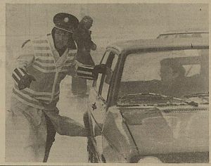 <p>De politie houdt automobilisten tegen tijdens de sneeuwstorm. - Foto: Nieuwsblad van het Noorden, 14 februari 1979</p>
