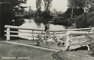 Het Julianapark in Stadskanaal in 1952. Ina Op 't Ende: "Maar je mocht er als kind niet spelen, want daarvan had het gras 'te lijden'..." - Foto: Streekhistorisch Centrum Stadskanaal (113)