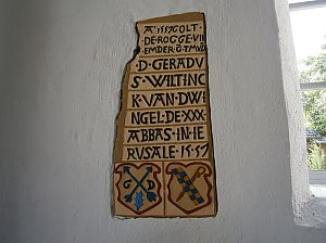 <p>In de zuidwand van de kerk van Visvliet is de bijzondere gedenksteen ingemetseld die de roggeprijs van 1557 vermeldt. &ndash; Foto: Stichting Visvliet Archief</p>
