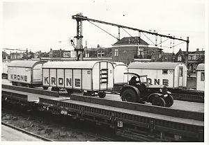 <p>Trein met pakwagens die door een Hanomag-tractor naar het circusterrein worden gereden. - Foto: J.Woldhuis</p>
