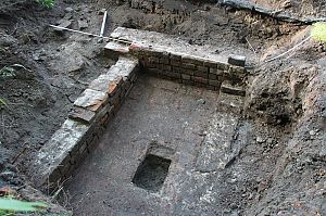 Bij bodemonderzoek in 2010 gevonden resten van een keldertje. Het enige stenen fundament dat is gevonden. De functie is tot nu toe onbekend.